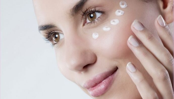 Rejuvenate the skin around the eyes with the cream